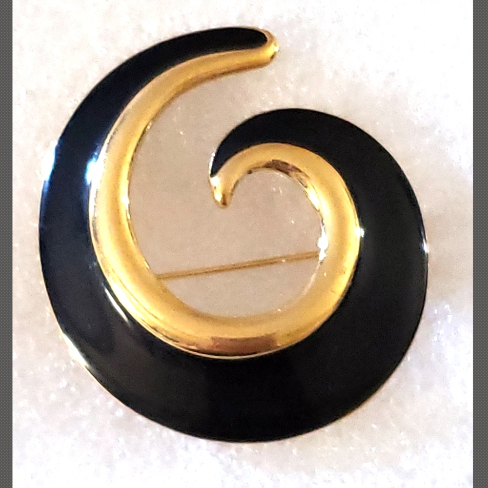 Designer by Monet, brooch, black and gold tone swirl, 2 1/8 inches.